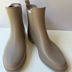 NEW Size 11 Chelsea Rain Boots in Greige
Womens